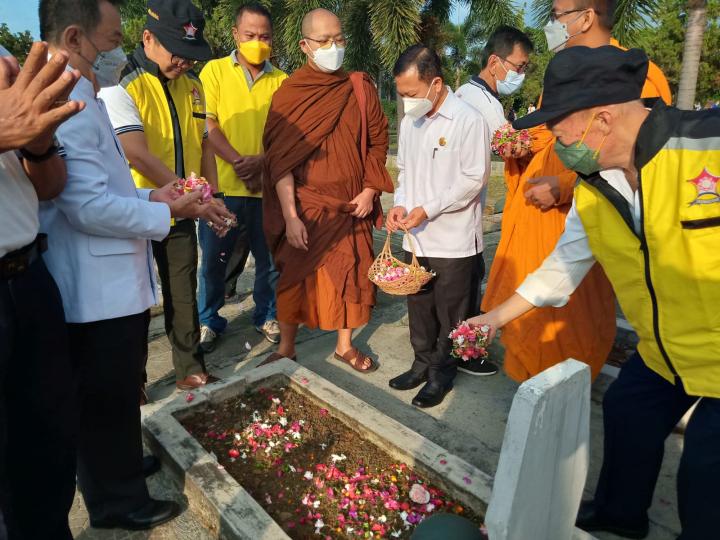 Jelang Waisak, Majelis Umat Buddha di Lampung Beri Penghormatan di Makam Pahlawan