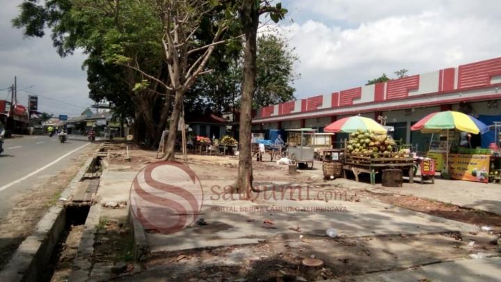 Meski Tanpa Atap, Pedagang di Sekitar Stadion Mini Way Dadi Mulai Membuka Lapaknya 