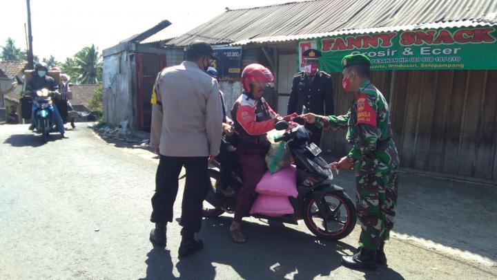 Peringati HUT Kemerdekaan RI Ke-76, Forkopimcam Windusari Bagi Masker