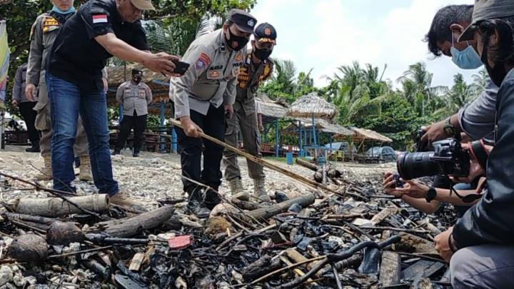 Terkait Adanya Limbah di Sepanjang Pesisir Pantai, Ditkrimsus Polda Lampung Lakukan PenyelidikanÂ 