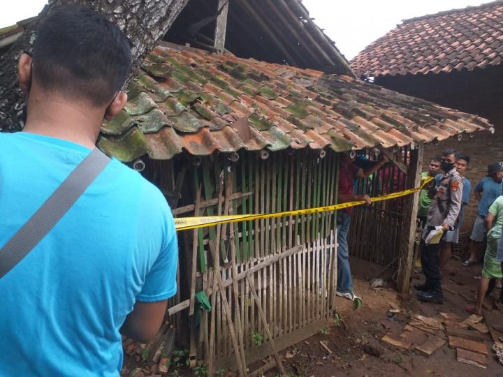 Lansia Asal Pringsewu Bunuh Diri Dikandang Ayam, Begini Motifnya