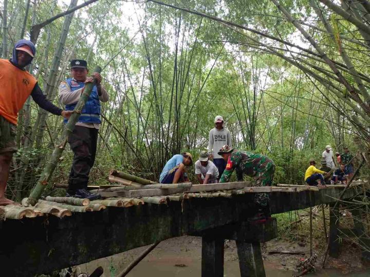 Babinsa Sumberrejo Kodim Bojonegoro bersama Warga Sumuragung Kerja Bakti Perbaiki Jembatan Alternatif
