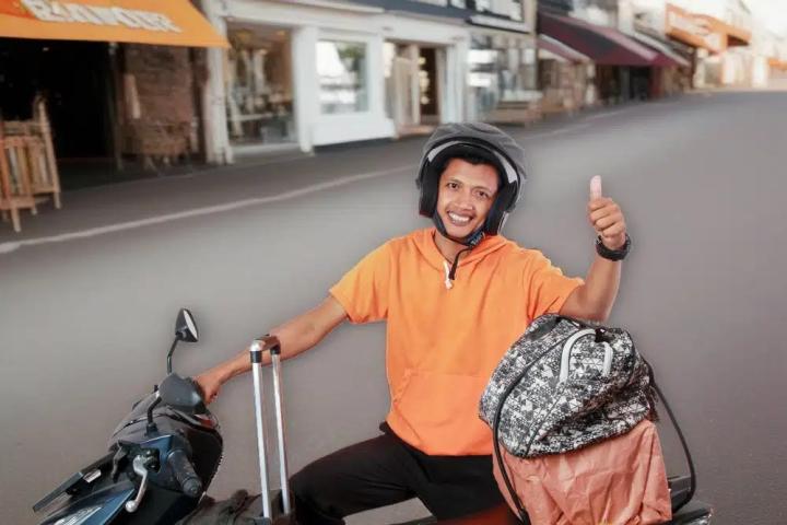 Naik Motor Sambil Bawa Barang, Ini Caranya 