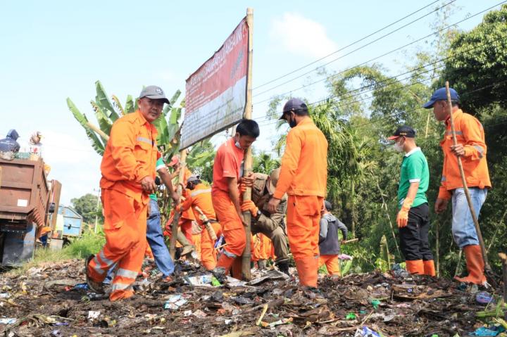 Tumpukan Sampah Perbatasan Pekon Canggu-Kutabesi Lampung Barat Dibersihkan