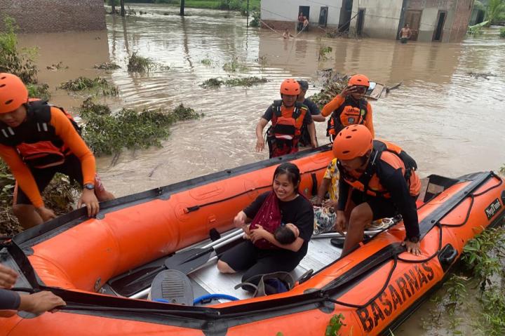 Basarnas Lampung Evakuasi Puluhan Warga Terjebak Banjir di Jati Agung, Lampung Selatan