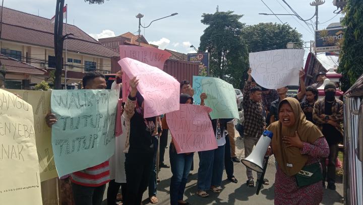 Sejumlah Warga Menggeruduk Kantor Pemkot Bandar Lampung Unjuk Rasa Soal Perampasan Akses Jalan