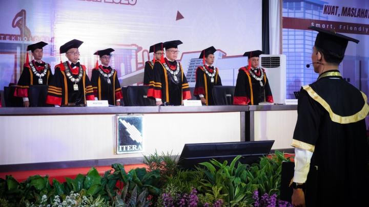 Rektor Itera Berikan Apresiasi Kepada Tiga Wisudawan Terbaik Dalam Wisuda Periode Ke-21 