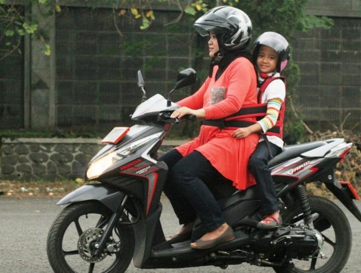 Intip Kiat Cari Aman Bonceng Anak Naik Motor ala Honda Astra Imam Bonjol   