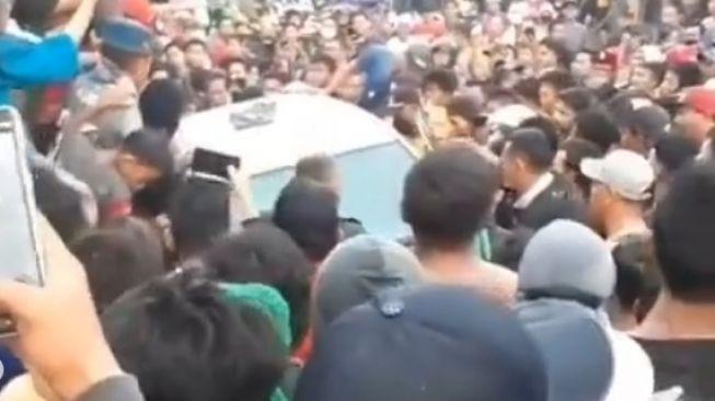 Gagalkan Aksi Pencurian, Ratusan Massa Kepung Mobil di Lintasan Rel KA Bekasi Timur