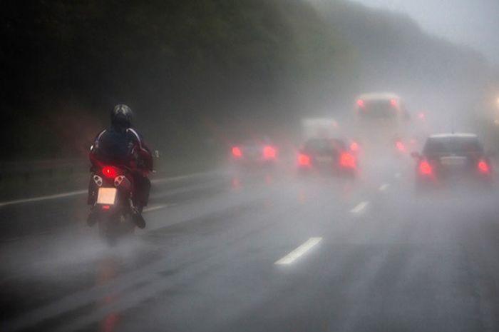 Naik Motor Saat Hujan Deras, Berhenti atau Lanjut?