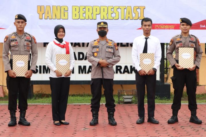 Raih 3 Medali di Cabor Shorinji Kempo Porprov Riau, Kapolres Siak Berikan Penghargaan Kepada Bripda Kurnia PratiwiÂ 