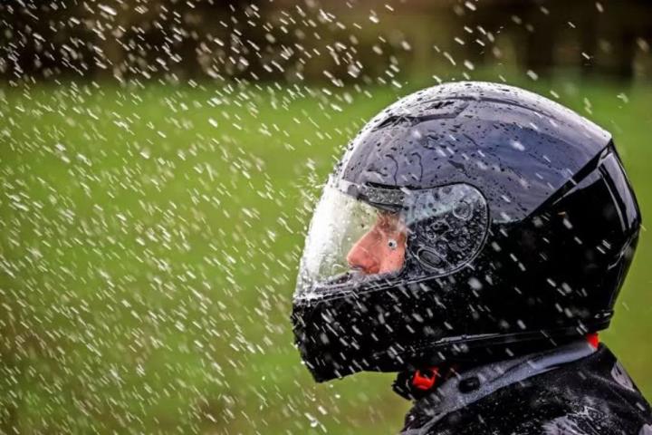 Tips Memilih Helm Untuk Berkendara Pada Saat Musim Hujan   