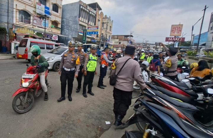 Satlantas Polresta Bandar Lampung Tertibkan Parkir Liar di Kawasan Chandra Bandar Lampung