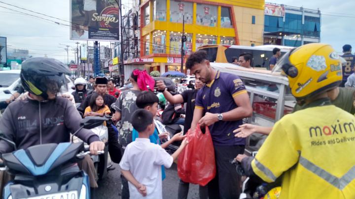 Bhayangkara Presisi Lampung FC Bagi-Bagi Takjil, Manfaatkan Ramadan untuk Dekat dengan Suporter