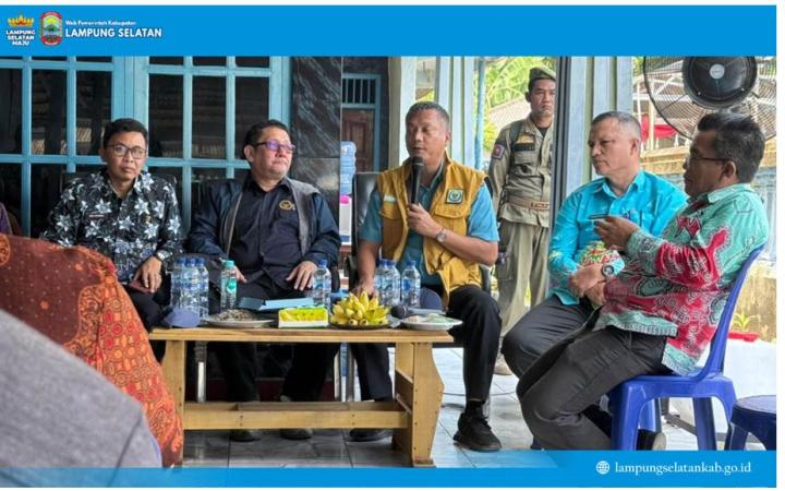 Asisten Deputi Pengelolaan Perikanan Tangkap Kementerian Koordinator (Kemenko) Bidang Pangan Republik Indonesia, Yogi Yanuar Meninjau Langsung Proses Pembangunan Kampung Nelayan