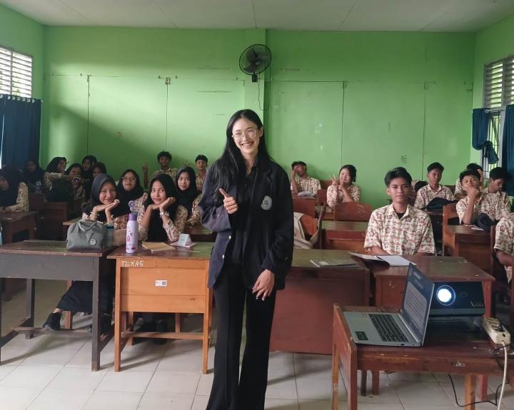 Mahasiswa Bisnis Digital IIB Darmajaya Berbagi Ilmu Digital Marketing di SMAN 4 Bandar Lampung