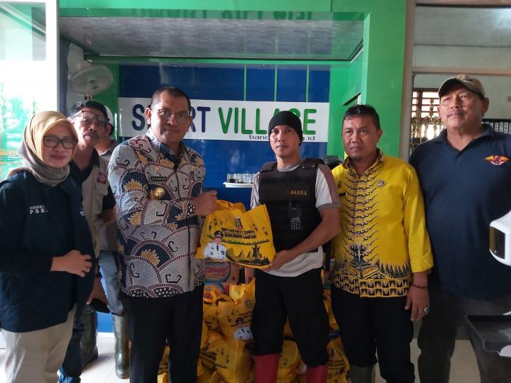 Kadis Sosial Aswarodi Sampaikan Bantuan Gubernur Lampung untuk Korban Banjir di Lampung Tengah dan Lampung Utara