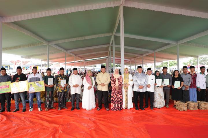 Gubernur Arinal dan Ibu Riana Sari Arinal  Hadiri Pengajian Akbar di Lapangan Merdeka Lampung Timur 