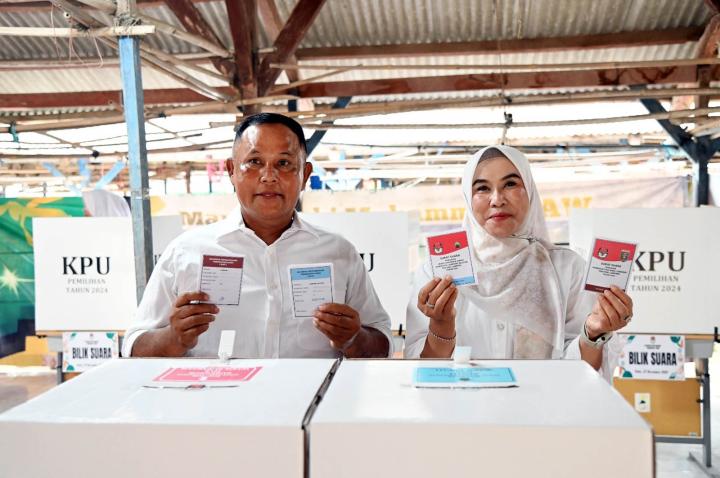 Ber- KTP Tanjung Bintang, Bupati Nanang dan Istri Nyoblos di TPS Desa Way Galih 