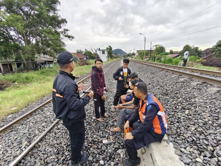 Viral Remaja Perang Sarung di Jalur KA, Divre IV Tanjungkarang Ingatkan Masyarakat Tak Beraktivitas di Jalur Perlintasan