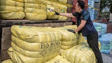Pemerintah Didesak Tindak Tegas Importir Baju Bekas Ilegal