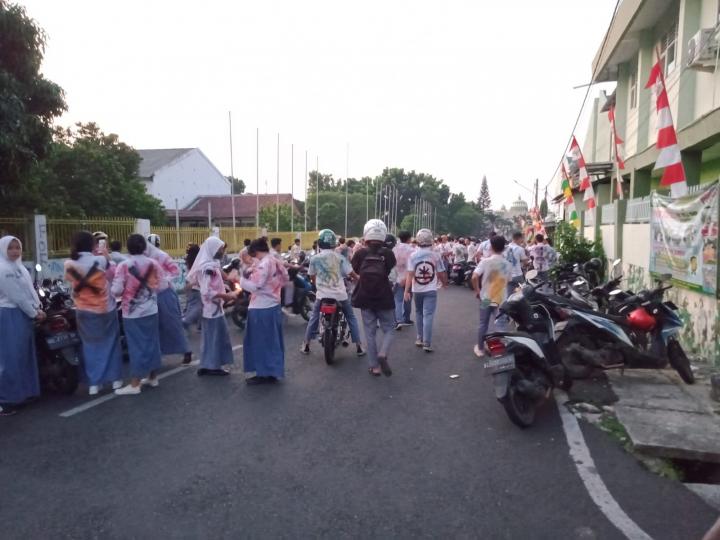 Meresahkan! Ratusan Siswa-siswi Corat-coret Baju Seragam Rayakan Kelulusan di Persit
