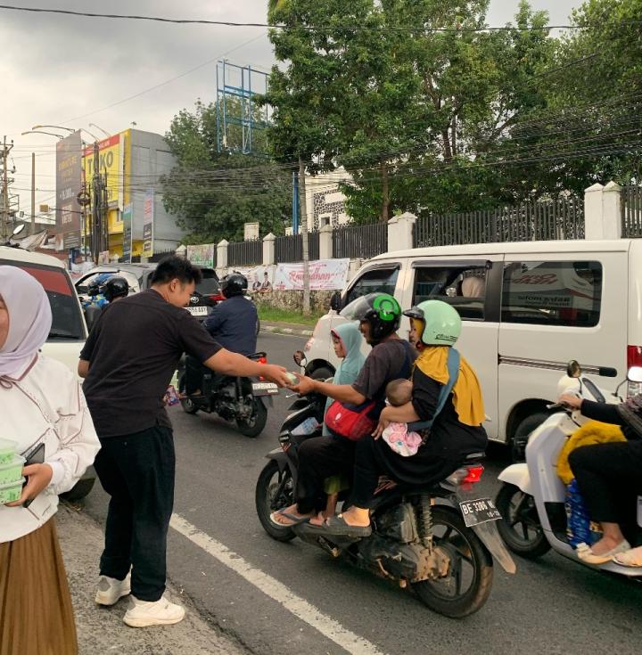 Astra Motor Imam Bonjol Berbagi Takjil di Bulan Ramadhan