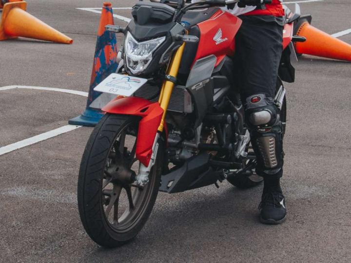 Alasan Kenapa Harus Gunakan Kaki Kiri Saat Turun Dari Sepeda Motor