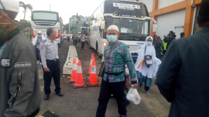 Tiba di Lampung, Jemaah Haji Gelombang Pertama Disambut  Haru Keluarga