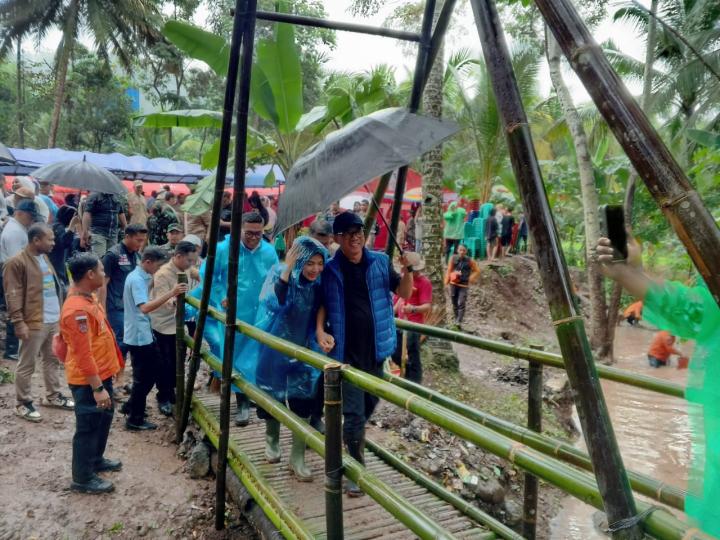 â€œSepasang Kekasihâ€ di Jembatan Baduy Kecil Pada Peringatan HKSN 2024