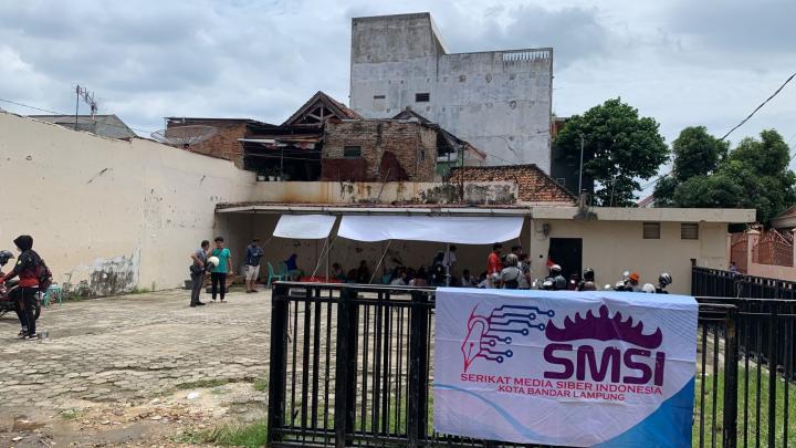 Kolaborasi SMSI Kota Bandarlampung Bersama FRRL dan Pecinta Alam Buka Dapur Umum Untuk Korban Banjir