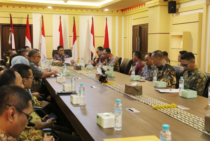 Pj. Sekdaprov Fredy Bersama Pj. Bupati Lampung Barat Nukman Tandatangani Berita Acara Serah Terima Perjanjian Hibah Daerah Tanah Kantor UPTD Pengelolaan Pendapatan Daerah Wilayah XIV Lampung Barat