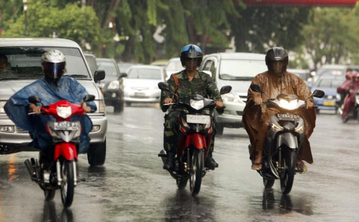 Ini 4 Cara Ngerem Motor yang Aman saat Hujan
