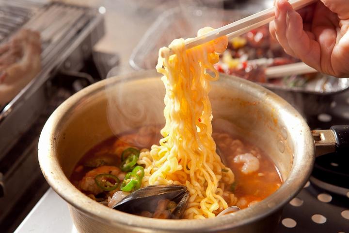 Apa Yang Terjadi Ketika Kamu Terlalu Sering Memakan Mie Instan?