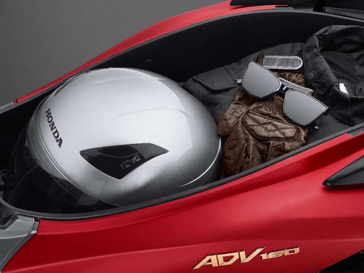 Tips Menyimpan Helm Yang Aman Saat Parkir