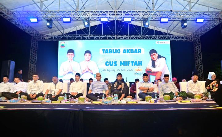 Ribuan Warga Padati Tabligh Akbar Gus Miftah, Bupati Egi: Bagian Pembangunan Akhlak dan Spiritual Masyarakat   