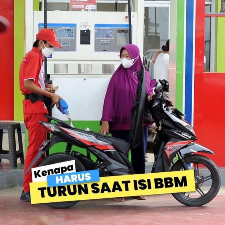 Alasan Kenapa Pengendara Motor Harus Turun Saat Isi BBM Meski Tangki Berada di Depan 