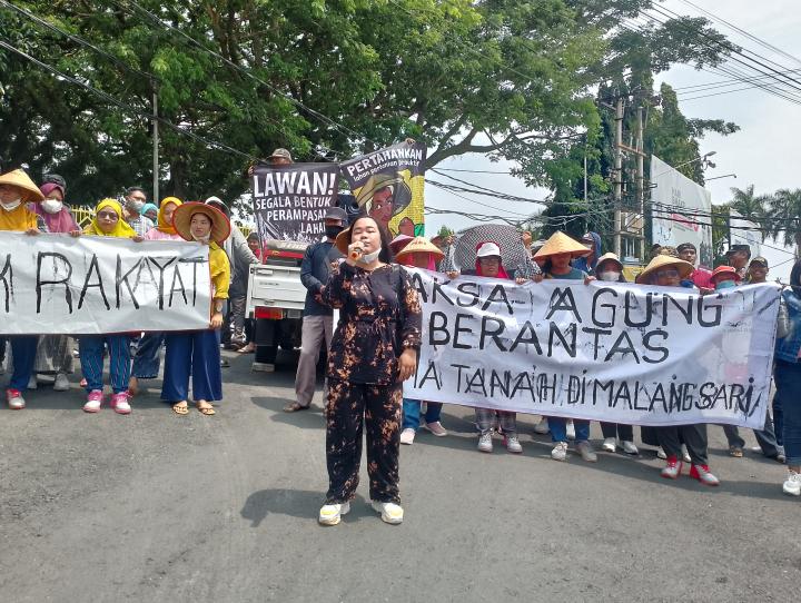 Masyarakat Desa Malangsari Geruduk Kejati Lampung 