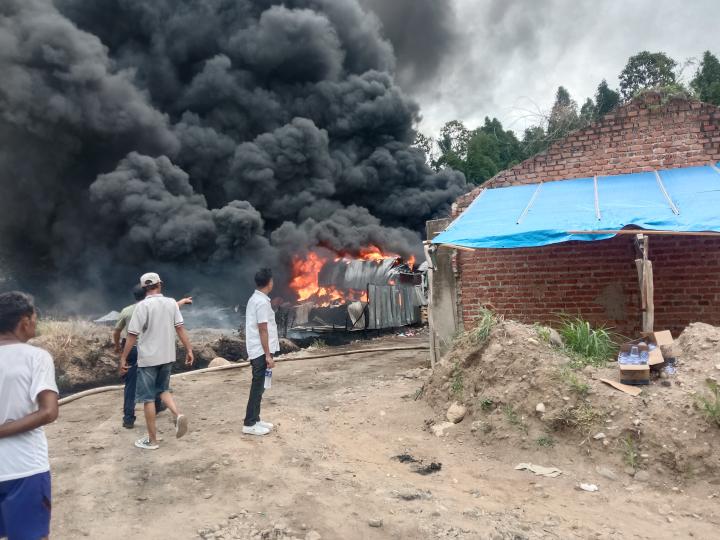 Kebakaran Gudang Solar di Umbul Kunci Teluk Betung Menghebohkan Warga