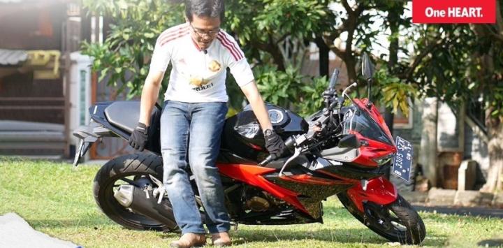 Cara Aman Dalam Mengangkat Motor Saat Terjatuh 