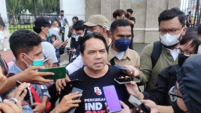 Dikeroyok, Ade Armando Hadir Ditengah Pendemo Untuk Dukung Mahasiswa Tolak Tiga Periode