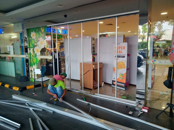 Viral ! Mobil Tabrak Kaca Mall, Ini Kronologinya