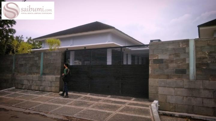 Ramai Kabar Ditetapkan Tersangka, Rumah Aziz Syamsuddin SepiÂ 