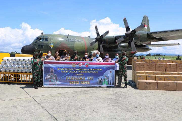 Panglima TNI Serahkan Bantuan Tabung Oksigen dan Alkes Kepada Masyarakat Papua 