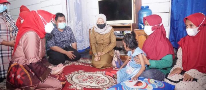 Bunda Winarni Bantu Penderita Lumpuh Layu di Kecamatan Natar