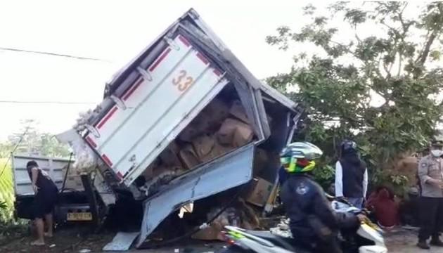 Dua Truk Tronton Tabrakan di Cianjur, Satu Orang Tewas