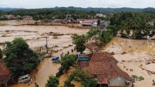 Ratusan Rumah di Lebak Terendam Banjir, Satu Jembatan Amblas