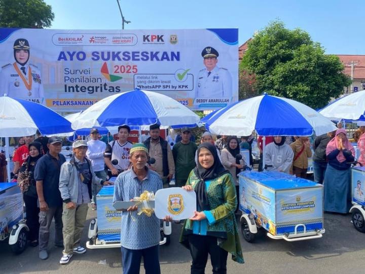 Pemkot Bagikan 100 Motor Listrik Plus Modal Rp 1 Juta buat UMKM di Bandar Lampung