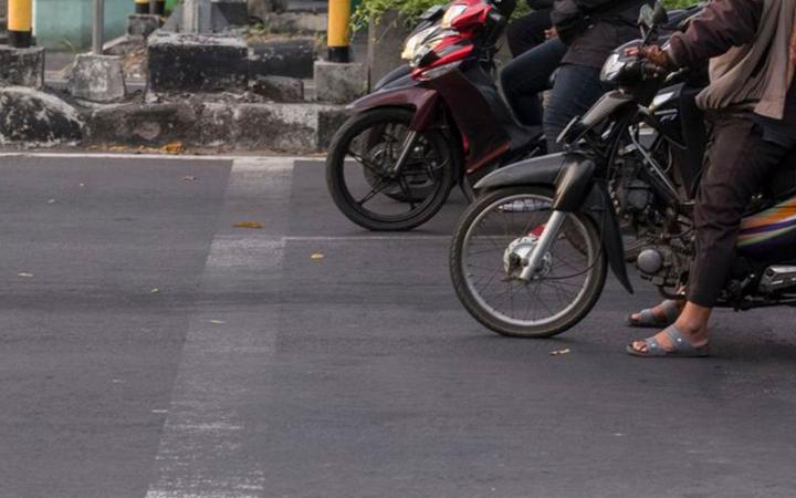 Tips : Berhenti Sepeda Motor Di Lampu Merah