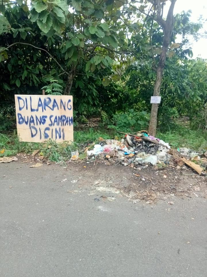 Warga Gunung Agung Langkapura Keluhkan Sampah Berserakan Acap Tak Dipedulikan